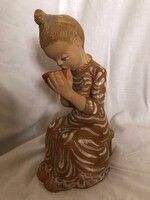 Kovács Margit: Tejivó lány (kerámia szobor, 23cm)