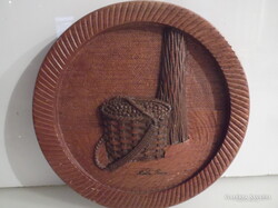 TÁNYÉR - 3 D - ALKUKÉPES - JELZETT - FA  - KÉZI FARAGÁS  - 23 cm - KÁVÉBABOK - KOSÁRBAN