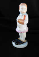 Aquincumi minifigura - cipőpucoló kislány hatalmas papucsban