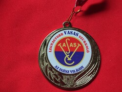 "A VILÁG LEGNAGYOBB VASAS SZURKOLÓJA" ARANY SZÍNŰ FÉM ÉREM