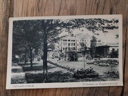 Régi képeslap, Balatonfüred-fürdő, parkrészlet az Erzsébet-udvarral, fekete-fehér levelezőlap