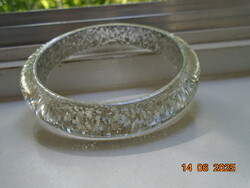 Víztiszta Lucite karperec ezüst hatszögletes zárvány pikkelyekkel