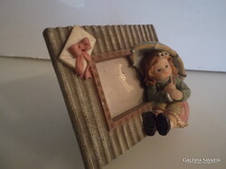 FÉNYKÉPARTÓ - ALKUKÉPES - 9 x 7,5 x 2,5 cm - HUMMEL STÍLUS - KERÁMIA  - NÉMET -  HIBÁTLAN
