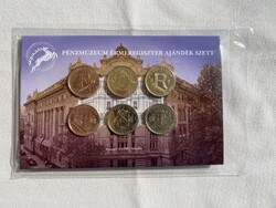 Pénzmúzeum Érmeregiszter Ajándék Szett bliszter, 75 éves a Forint PROOF 5 Forint érmékkel