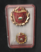 Szocialista brigád jelvény, kis kitűzővel, tokban.