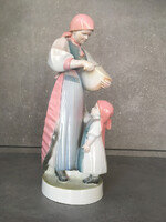 Zsolnay kerámia figura, Sinkó szobor, kenyérszelő.