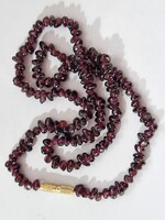 Nyaklánc, sötétbordós kövekkel