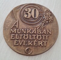 30 A Munkában Eltöltött Évekért jelzett bronz emlék plakett  díszdobozában  9,7 cm
