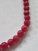 Nyaklánc piros gömbökkel