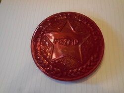 Zsolnay  piros  /  ökörvér /  színű eozin  MSZMP - s  díszplakett  11,2 cm
