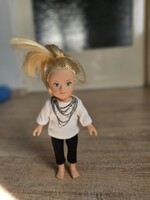Aranyos Sindy figura – Fehér pulóverben, fekete nadrágban