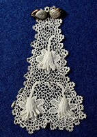 Antik szép írcsipke  kézimunka zsabó  levél/masni bross  feltűzőjével