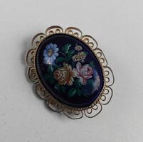 Kézimunkával  készített irág mintás porcelán kővel ékített aranyozott filigrán keretes bross kitűző