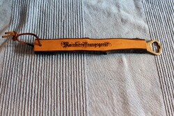 Nagyméretű fanyelű, gravírozott sörnyitó