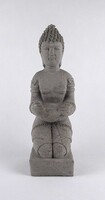 1W381 Térdelő Buddha cement szobor, lakberendezési tárgy 33 cm