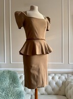 Amy Childs Lipstick 40-es vintage peplum ruha, mogyoró színben