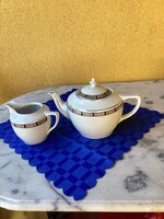 Porcelán tea kiöntő és tej kiöntő.