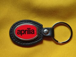 APRILIA OVÁLIS FÉM KULCSTARTÓ BŐR ALAPON