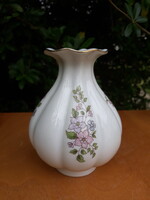 Zsolnay porcelán kicsi gerezdes váza lila virágos mintával