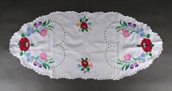 1W396 Régi, ovális alakú, hímzett, kalocsai mintás terítő 80 x 35 cm