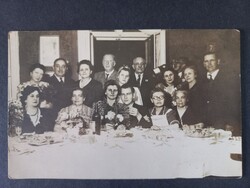 Vintage fotó Ünnepi családi vacsora egy polgári otthonban az 1940-es években