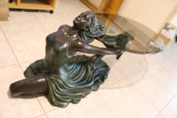 Nagyon egyedi ovális dohányzó asztal