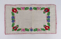 1W397 Régi, kisméretű, kalocsai mintás, hímzett vászon terítő 38.5 x 22 cm