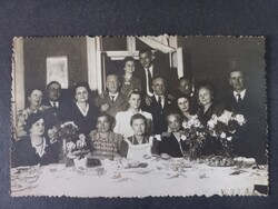 Vintage fotó Ünnepi családi vacsora egy polgári otthonban az 1940-es években