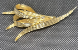 Vintage aranyozott klasszikus kosztüm ékszer bross kitűző