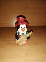 Aranyos piros cilinderes muzsikus gitározó pingvin figura karácsonyi díszlethez is 9 cm magas (po-2)