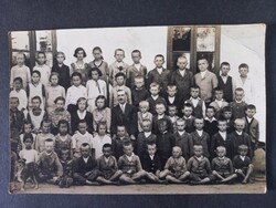 Régi fotó-képeslap Falusi iskola diákjai és tanítójuk az 1930-as években