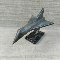 Régi 1060 Gurevics MiG–21 vadászrepülőgép modell maketje bádogból