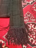 Papi cingulum, szép beleszövött díszítéssel a két szegélyén, rojttal a végén.