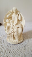 Zenélő angyal figura,kisdedekkel