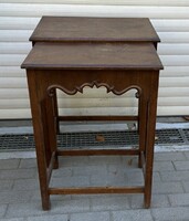 2 darab egymásba csűsztatható kis neobarokk asztalok (1930-as évek)