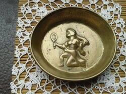 FÉSÜLKÖDŐ KISLÁNYT ÁBRÁZOLÓ RÉZ KIS TARTÓ  GYŰRŰ TARÓNAK, DE BÁRMILYEN MÁS CÉLRA HASZNÁL