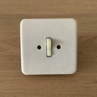Régi fehér villanykapcsoló, fluoreszkáló kapcsoló gombbal