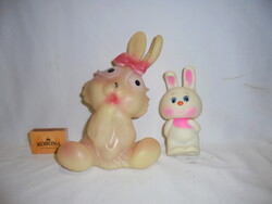 Két darab régi gumijáték, sípoló gumi figura együtt - nyuszik