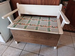 Retró karospad/szennyesláda asztallal 2 db székkel