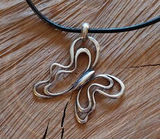 Különleges ezüst pillangó medál kaucsuk láncon