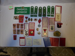 Szocialista relikvia gyűjtemény - jelvények, váll-lapok, sapkajelvények, tagkönyvek, kitűzők...