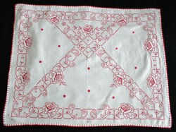 Néprajzi hímzett kézimunka virág mintás falvédő , sublót terítő dekoráció 79 x 63 cm