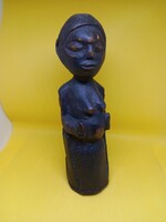 Afrikai kézzel faragott női figura – térdelő anya (16 cm)