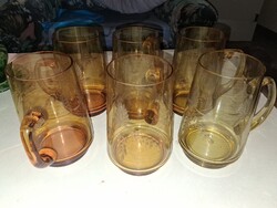 Nagyméretű borostyán színű füles sörös korsók