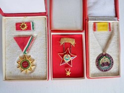 A közlekedés kiváló dolgozója, A haza fegyveres szolg, Felszabadulási jubileumi. Szoci Kitüntetések.