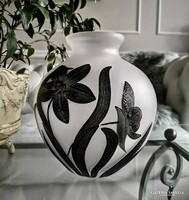 Nagy gömb vüveg váza, savmaratott üvegtechnika, kézzel festett, fújt, fekete liliomokkal