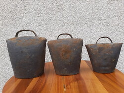 3 darab antik kovácsoltvas kolomp, nagy méret, magasságuk: 21-18-15 cm