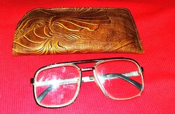 Régi stabil üveglencsés fémkeretes kb. 2-es olvasószemüveg iparművész bőrtokkal szép állapotban