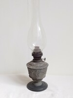 Antik régi asztali petróleum lámpa, öntöttvas talp, virág inda minta, üveg tartály 42,5 cm