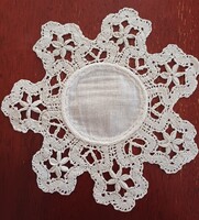 Kisméretű vert csipke vitrinterítő